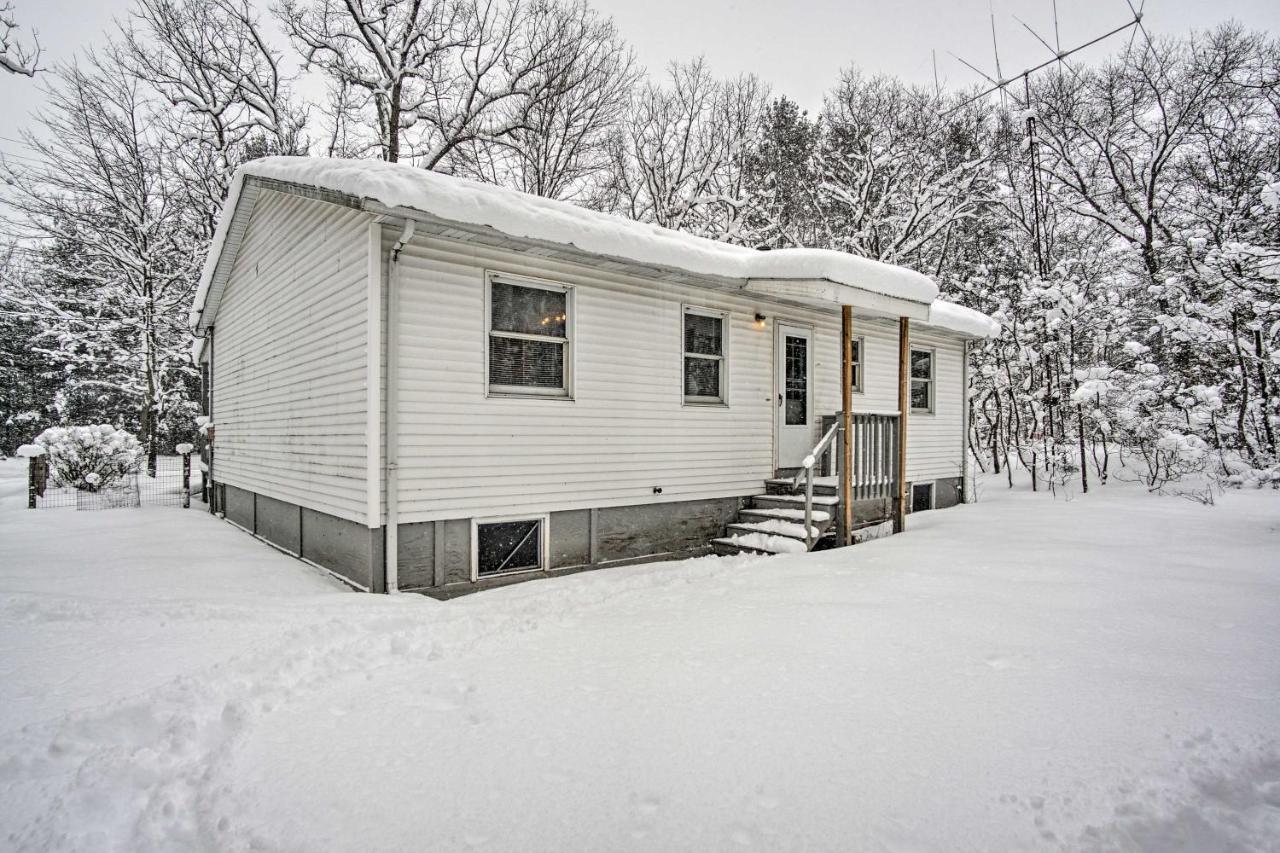 Wooded Twin Lakes Retreat 13 Mi To Lake Michigan! Exterior foto