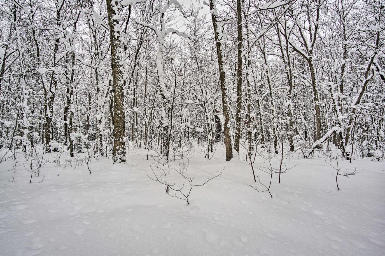 Wooded Twin Lakes Retreat 13 Mi To Lake Michigan! Exterior foto